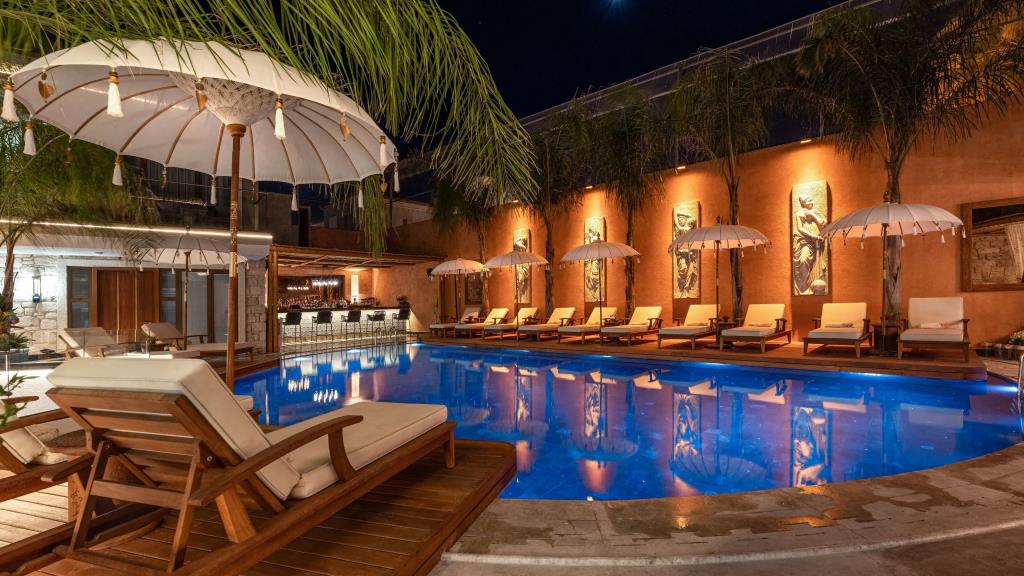 Genesis Hotel 0*