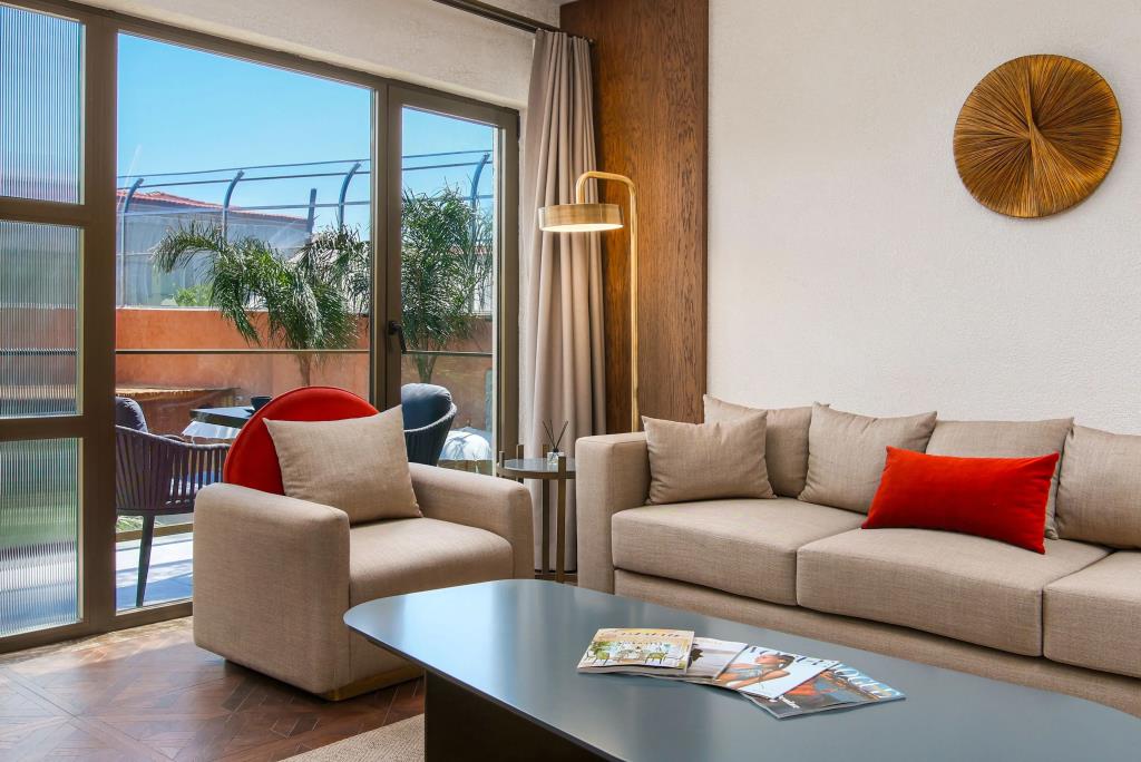 Genesis Hotel 0*