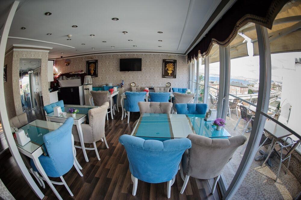 Crowned Plus Hotel 3*