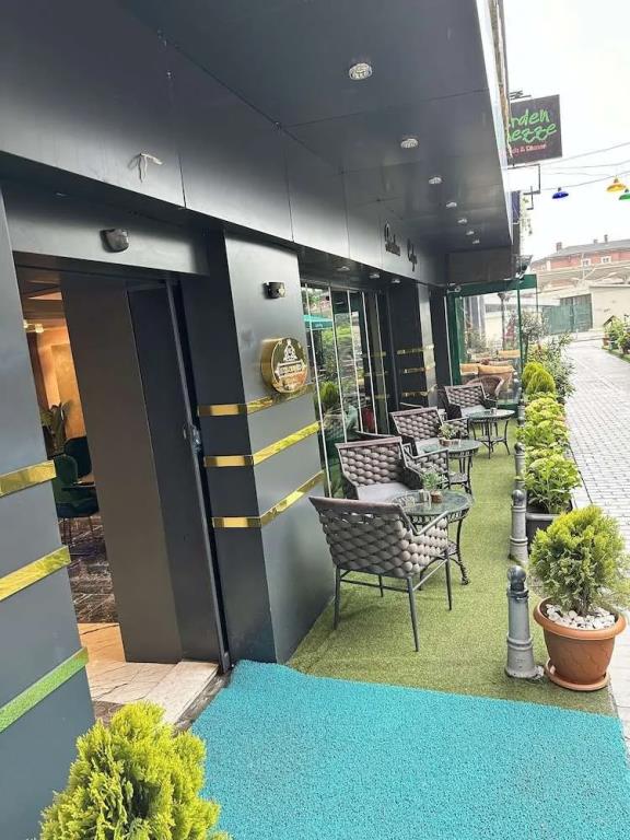 Crowned Plus Hotel 3*
