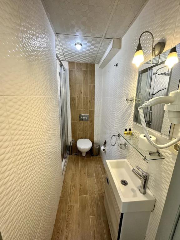 Crowned Plus Hotel 3*