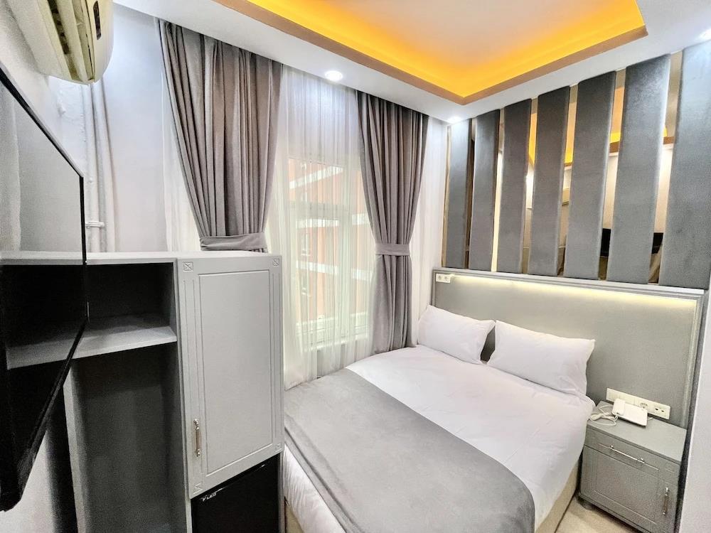 Crowned Plus Hotel 3*