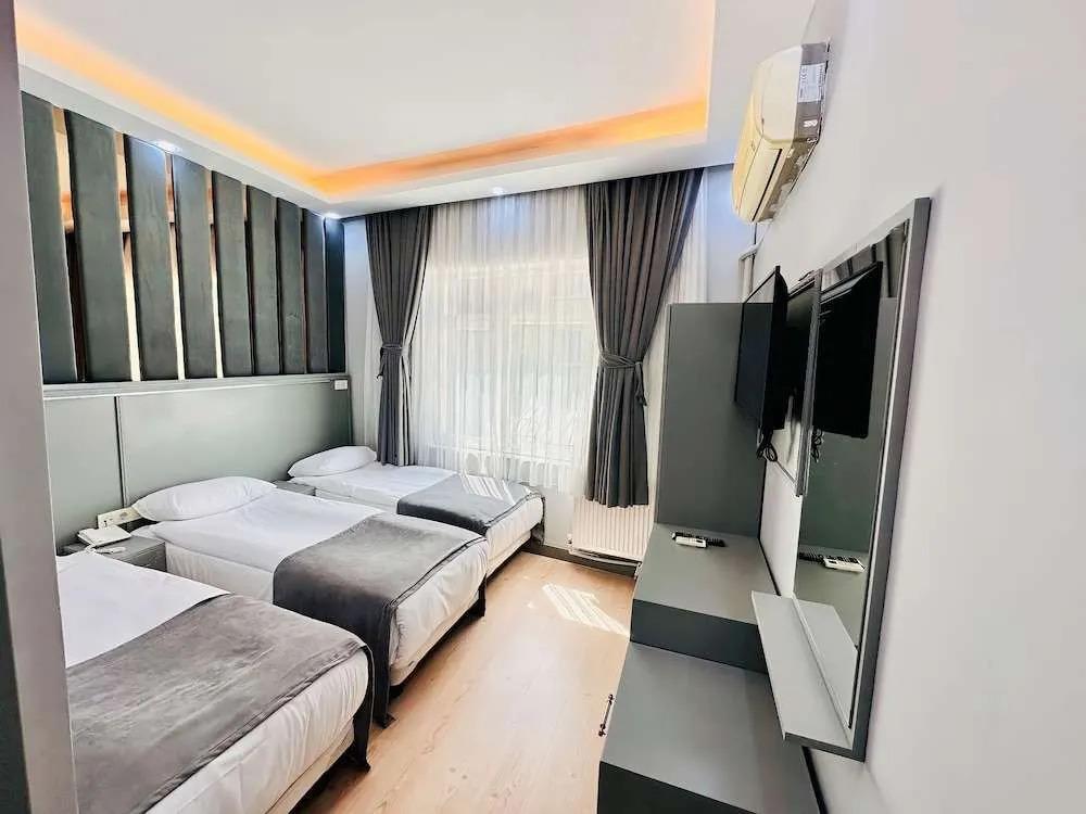 Crowned Plus Hotel 3*