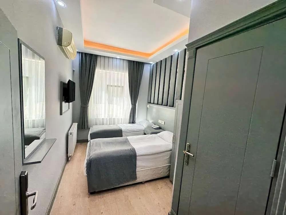 Crowned Plus Hotel 3*