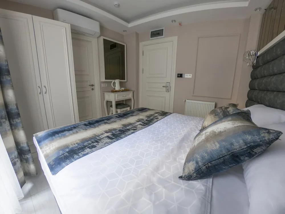 Crowned Plus Hotel 3*