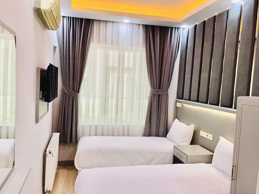Crowned Plus Hotel 3*