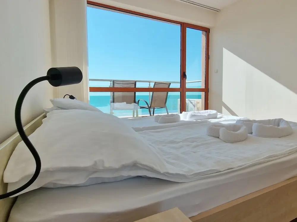 Marty's Beachfront Apartments 0*