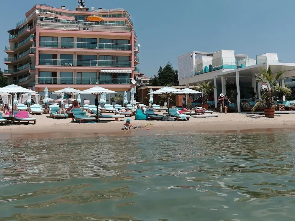 Marty's Beachfront Apartments 0*