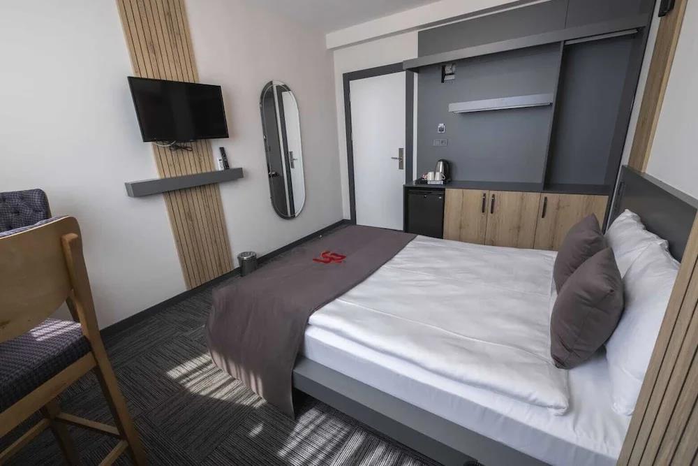 Dewy Hotel 0*