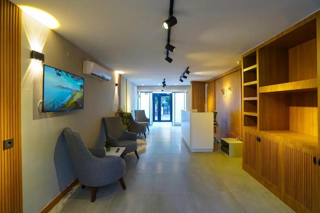 Moon Suites 0*