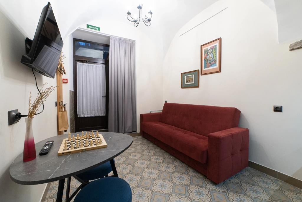 Dvenadtsat Hotel 0*