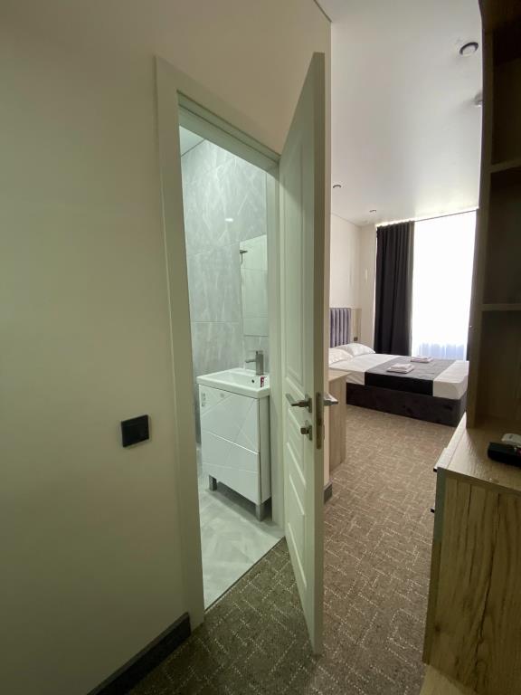 AMS Hotel 0*