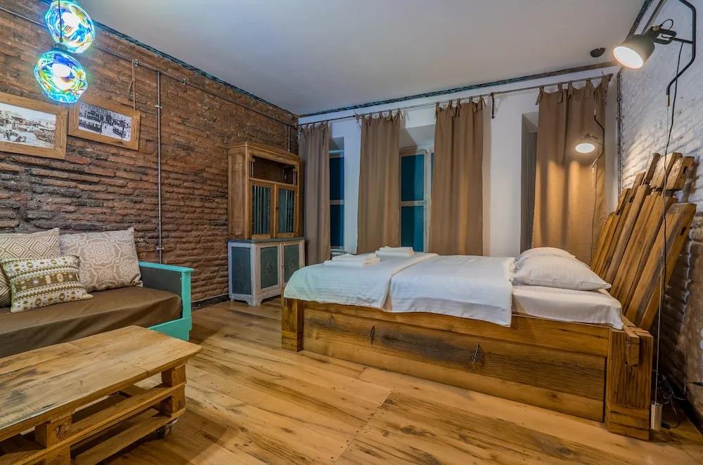 H&B apartments Zurab Zhvania 0*