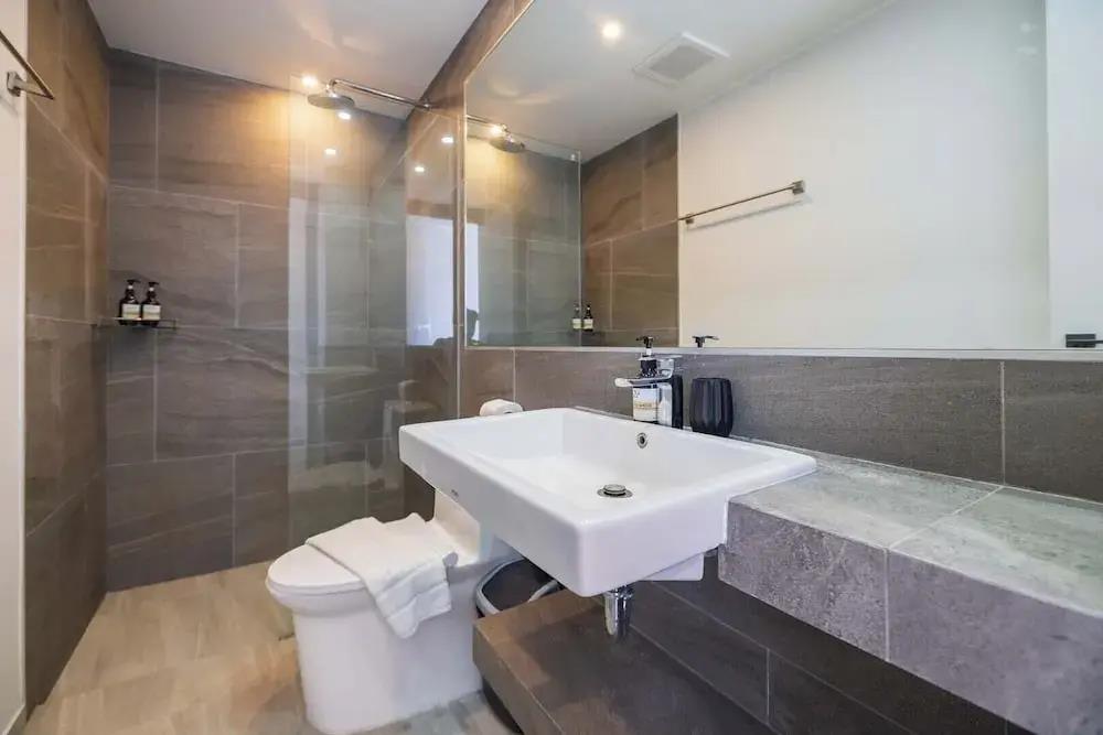 Modern Condo near the Beach - NV5 0*