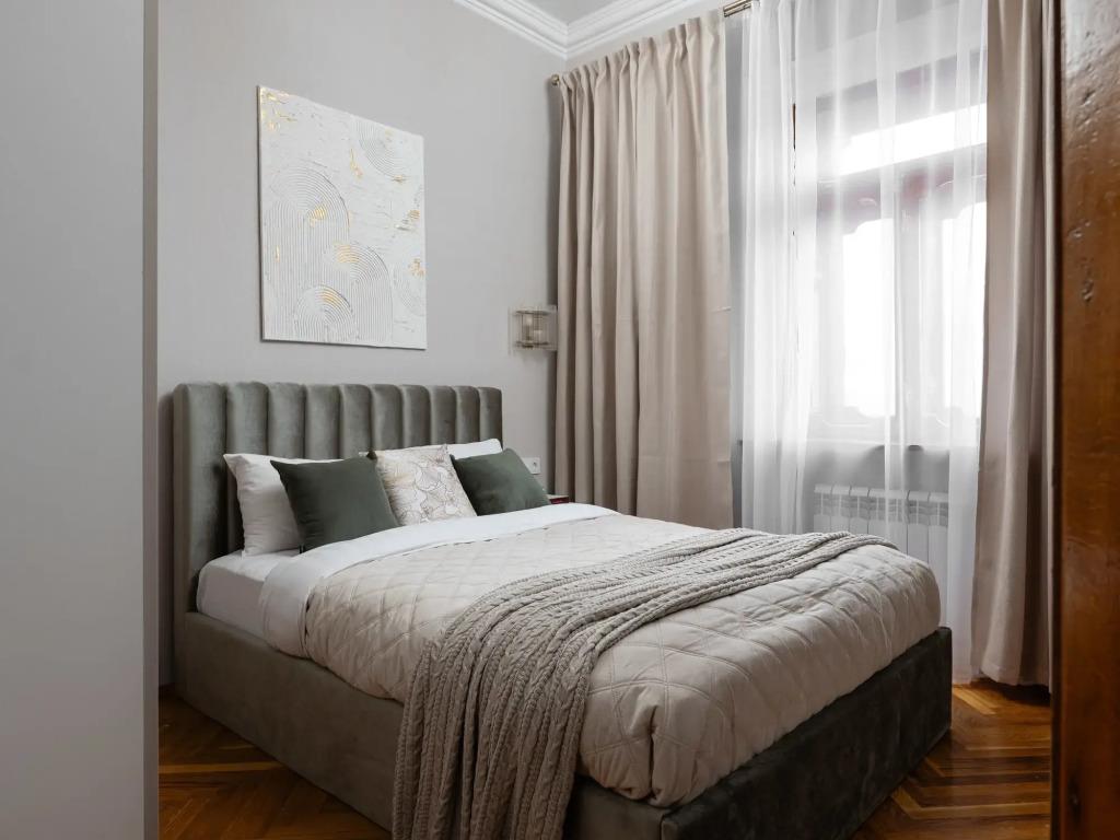 GM Apartments Novaya i tikhaya Trekhkomnatnaya na Tverskoy Flat 0*