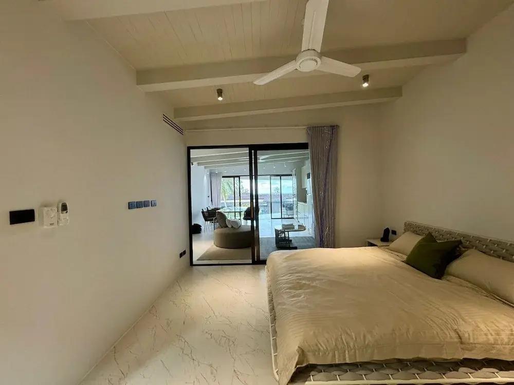 Beachside Residence 0*