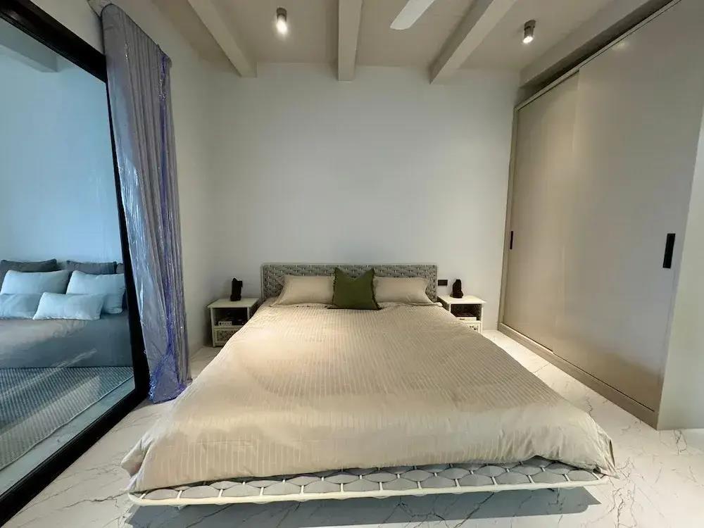 Beachside Residence 0*