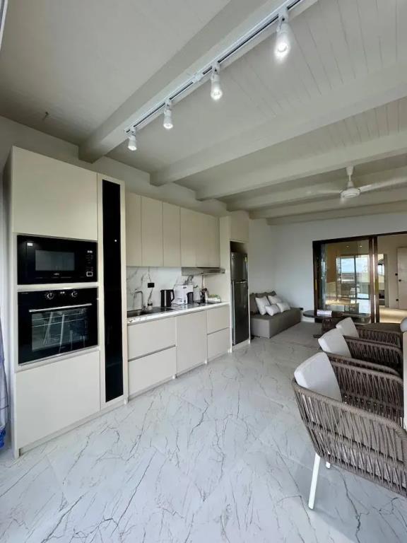 Beachside Residence 0*