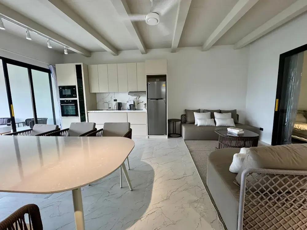 Beachside Residence 0*