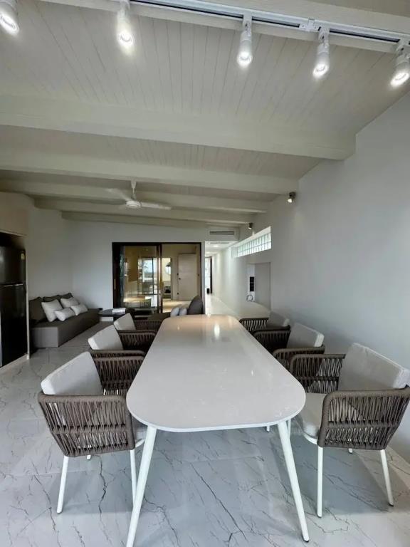 Beachside Residence 0*