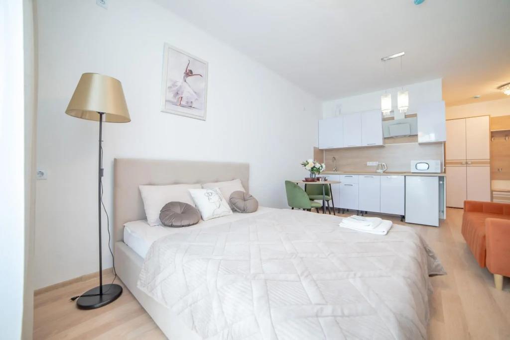 BeGuest Apartments (BiGest) on Repin 77 0*