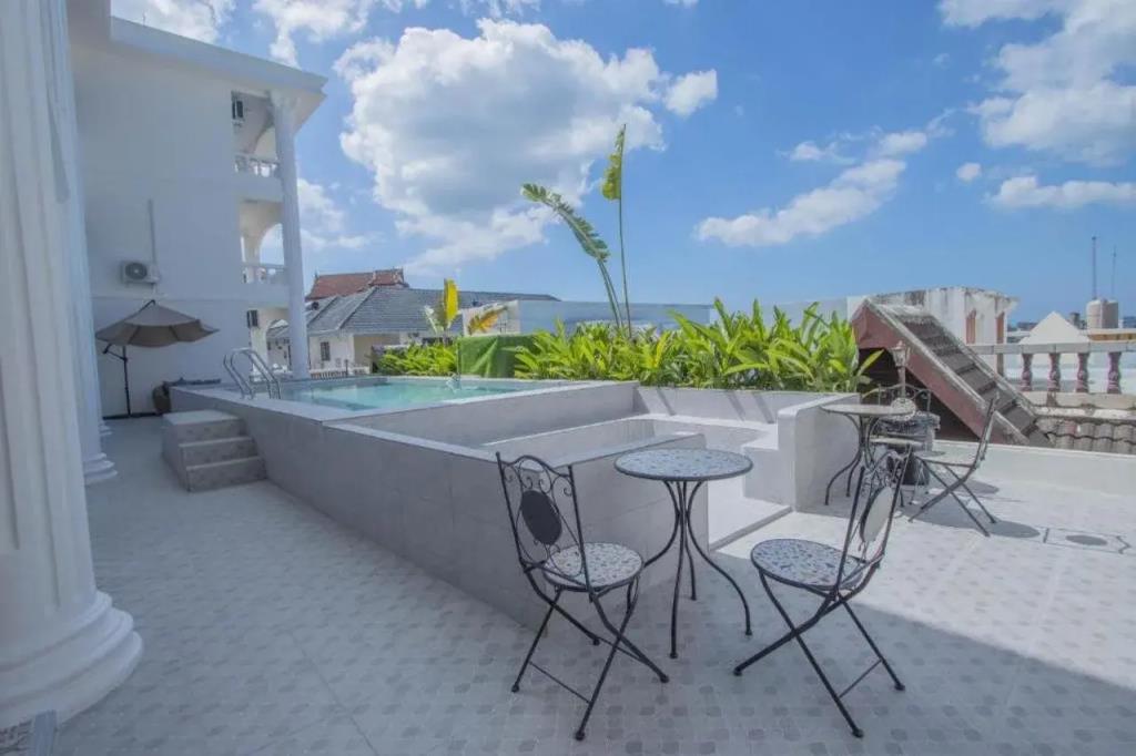 RoomQuest The Peak Patong Hill 0*