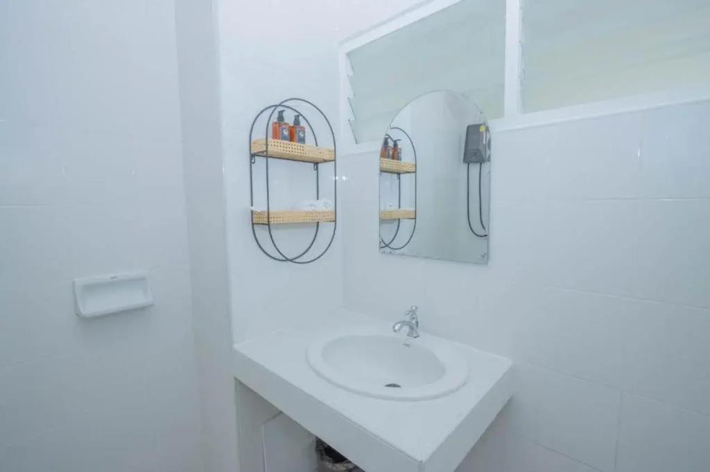 RoomQuest The Peak Patong Hill 0*