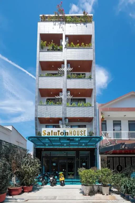 Saluton House 0*