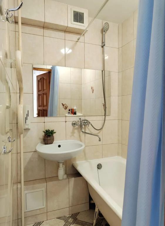 Na Naberezhnoy Admirala Tributsa 65 Flat 0*