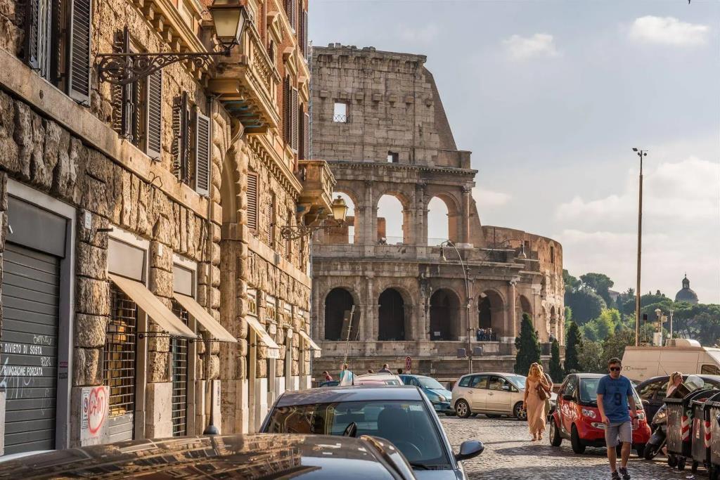 Martina al Colosseo 3*