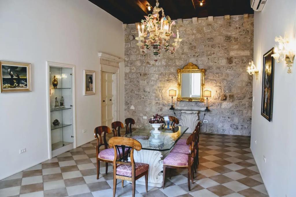 SUNce Palace Apartments with free offsite parking 0*