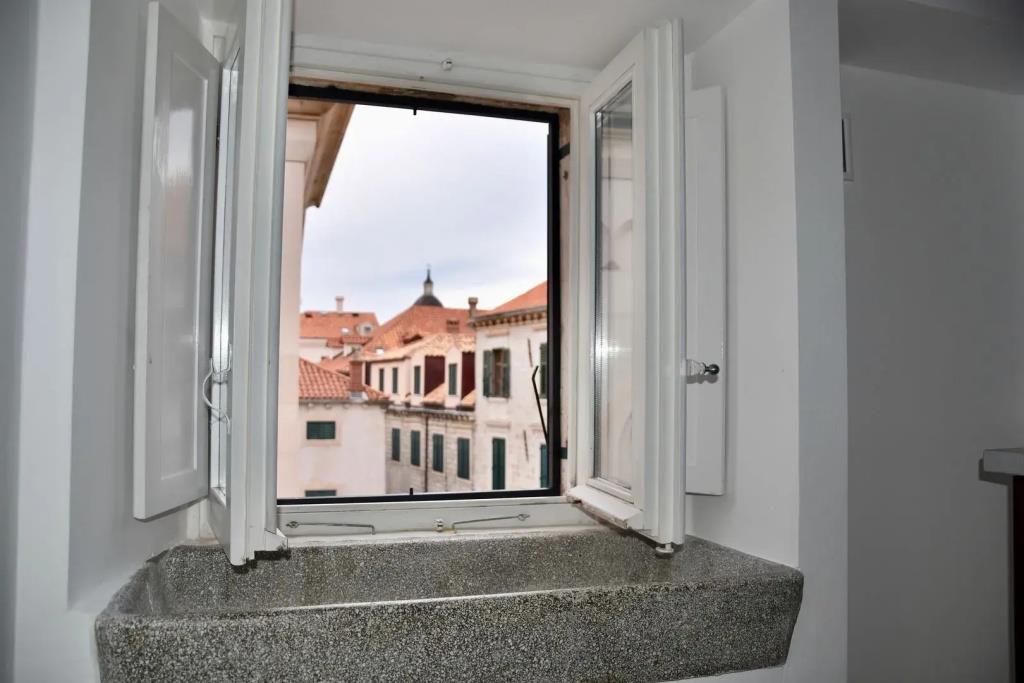 SUNce Palace Apartments with free offsite parking 0*