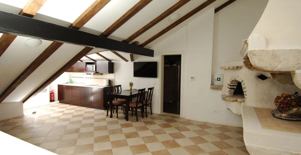 SUNce Palace Apartments with free offsite parking 0*