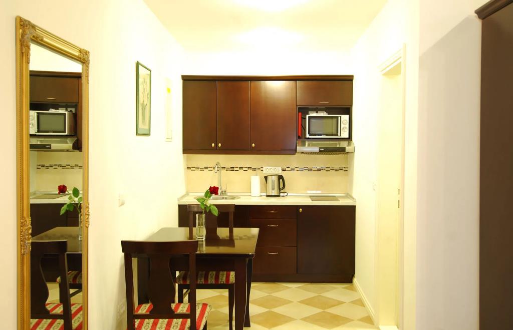 SUNce Palace Apartments with free offsite parking 0*
