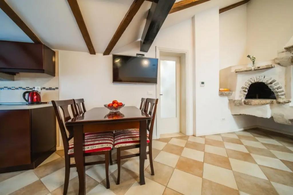 SUNce Palace Apartments with free offsite parking 0*