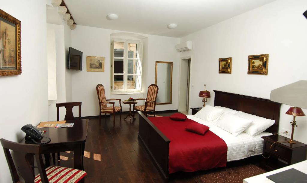 SUNce Palace Apartments with free offsite parking 0*