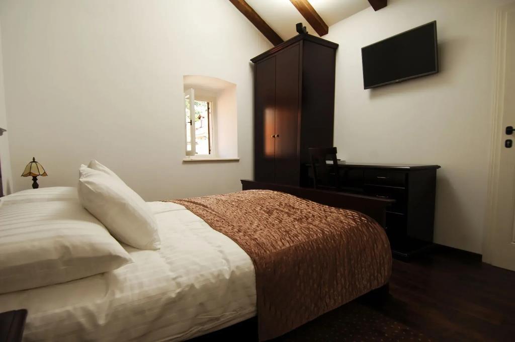 SUNce Palace Apartments with free offsite parking 0*