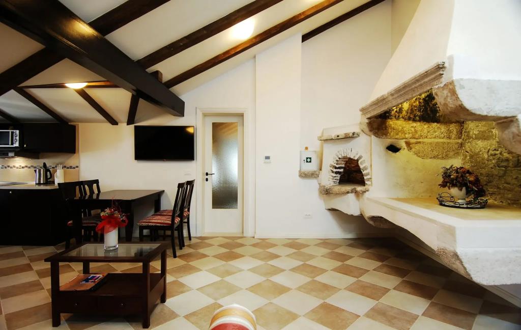SUNce Palace Apartments with free offsite parking 0*