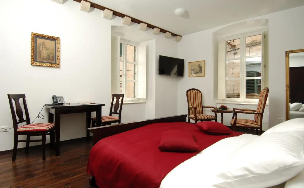SUNce Palace Apartments with free offsite parking 0*