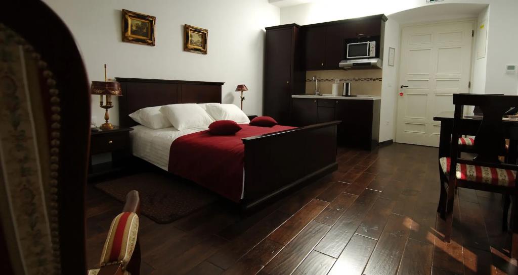 SUNce Palace Apartments with free offsite parking 0*