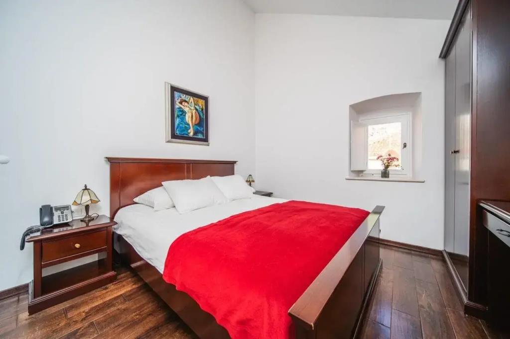SUNce Palace Apartments with free offsite parking 0*