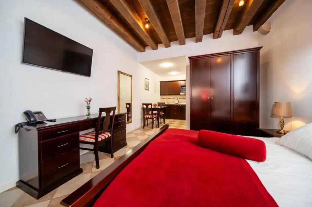 SUNce Palace Apartments with free offsite parking 0*