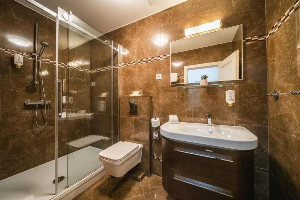 SUNce Palace Apartments with free offsite parking 0*