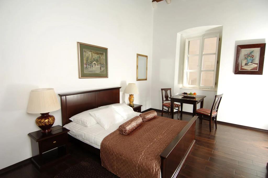 SUNce Palace Apartments with free offsite parking 0*