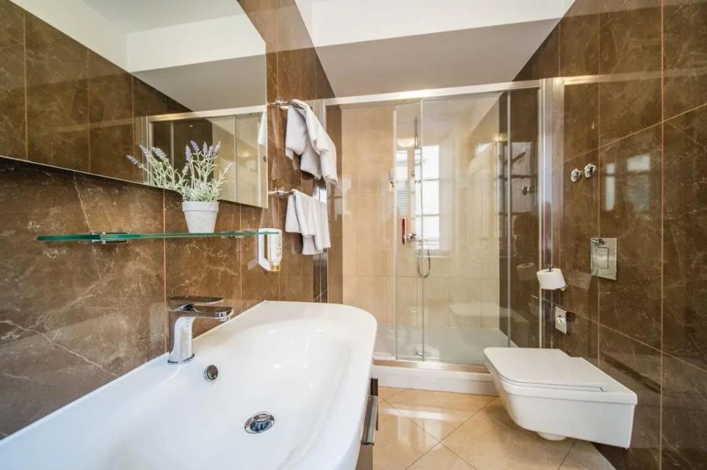 SUNce Palace Apartments with free offsite parking 0*