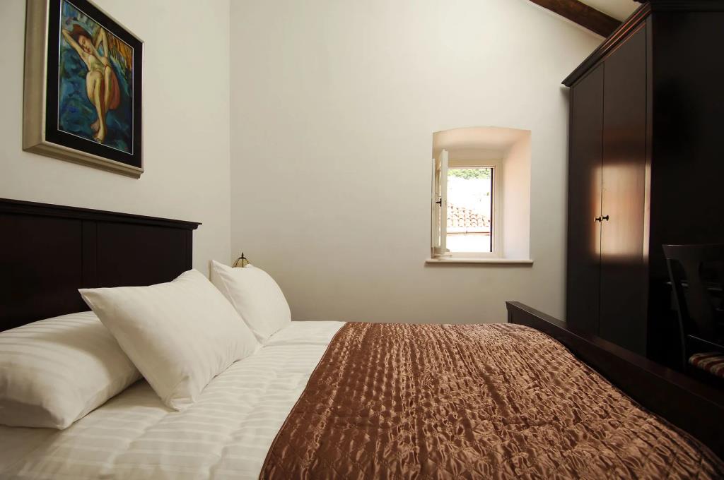 SUNce Palace Apartments with free offsite parking 0*