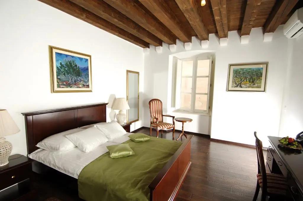 SUNce Palace Apartments with free offsite parking 0*
