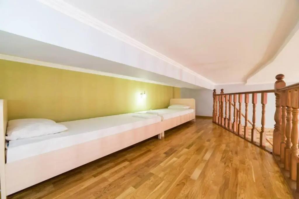 12 Apartments 0*