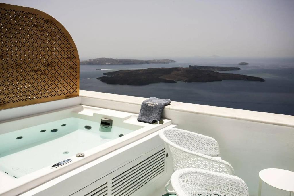 Andronikos Santorini 0*