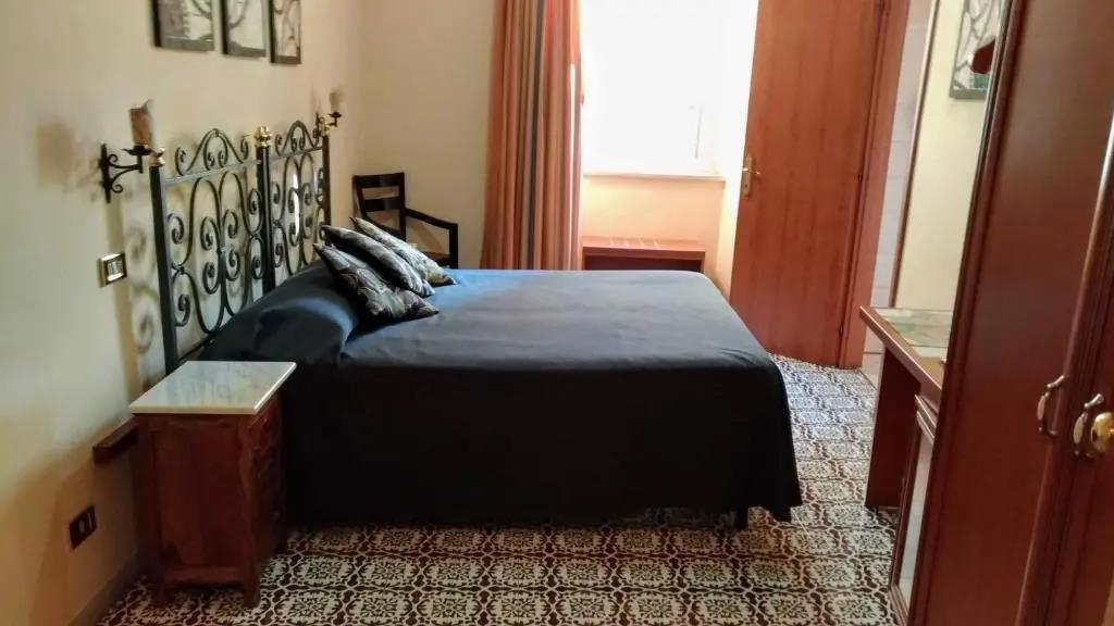Nicolas Inn 0*